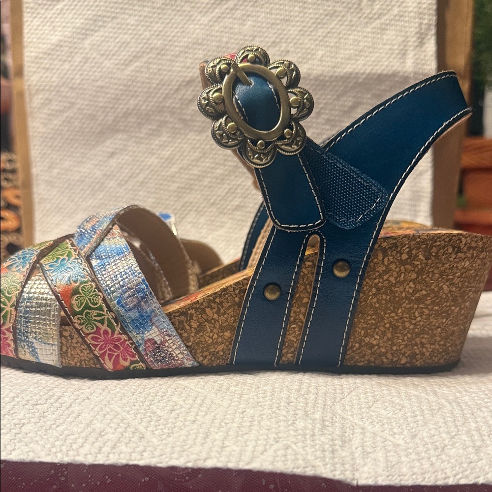 L’ARTISTE Wedge sandal